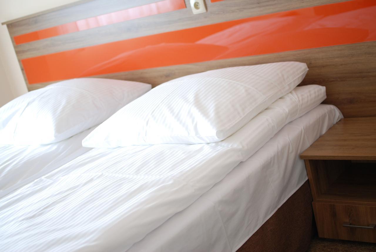 Hotel - Restauracja "Sloneczna" ヤロチン エクステリア 写真