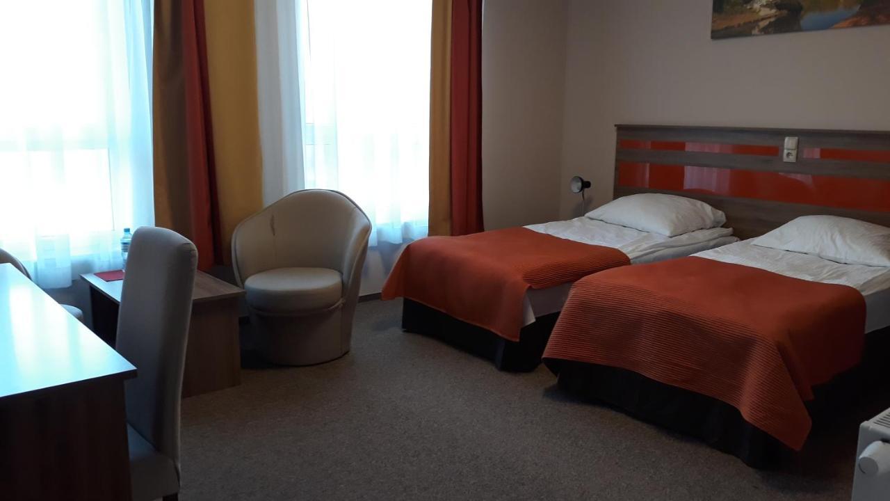 Hotel - Restauracja "Sloneczna" ヤロチン エクステリア 写真